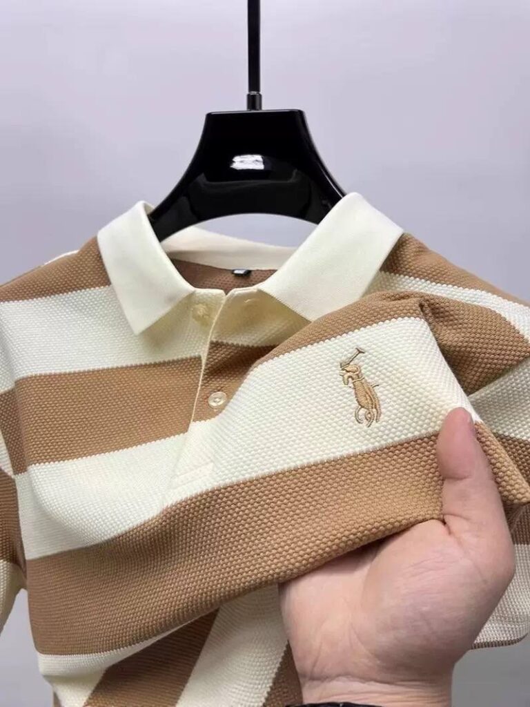 Polo "Preppy" en Maille Piquée – Rayures Marron et Crème avec Logo Brodé Or