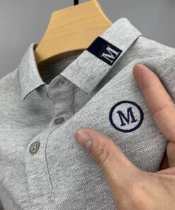 Polo "Varsity" Gris Chine – Maille Piquée avec Logo "M" Brodé et Détails Contrastés