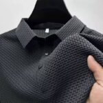 Polo "Architect" Noir Anthracite – Maille Gauffrée 3D et Finitions Minimalistes
