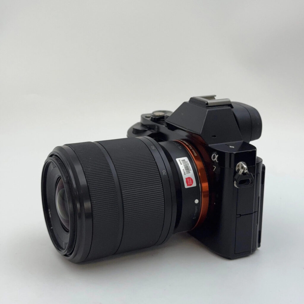 Appareil photo hybride Sony A7 + objectif 28-70 F4 d'occasion, appareil photo hybride d'occasion A+, appareil photo hybride plein format d'occasion 24,3 Mpx avec écran tactile Wi-Fi