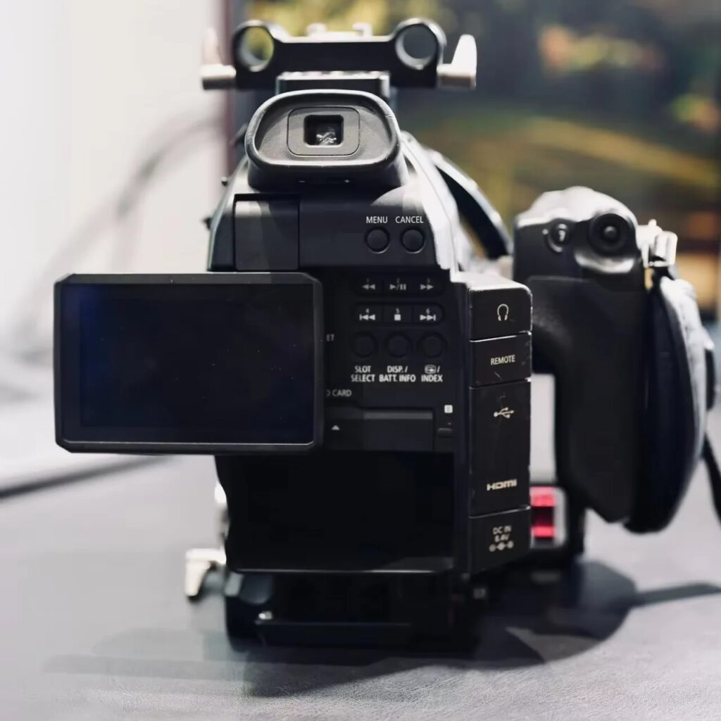 Appareil photo numérique d'occasion Canon EOS C100 Mark 1 1080P Full HD avec capteur CMOS, batterie au lithium et écran >3 pouces - Prix de gros