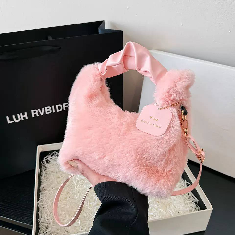 Sac à main en fausse fourrure beige "Nuage" avec anse froncée en cuir – Image 2