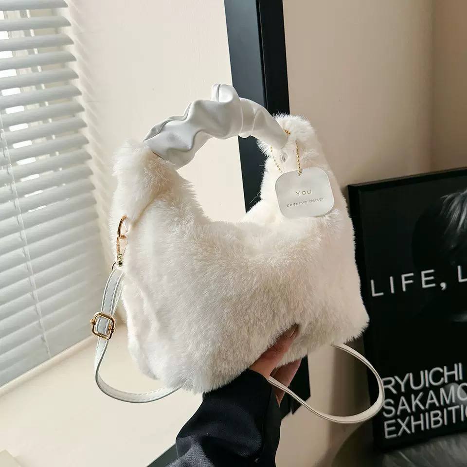 Sac à main en fausse fourrure beige "Nuage" avec anse froncée en cuir – Image 4