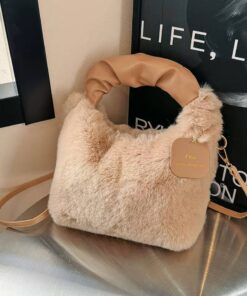 Sac à main en fausse fourrure beige "Nuage" avec anse froncée en cuir