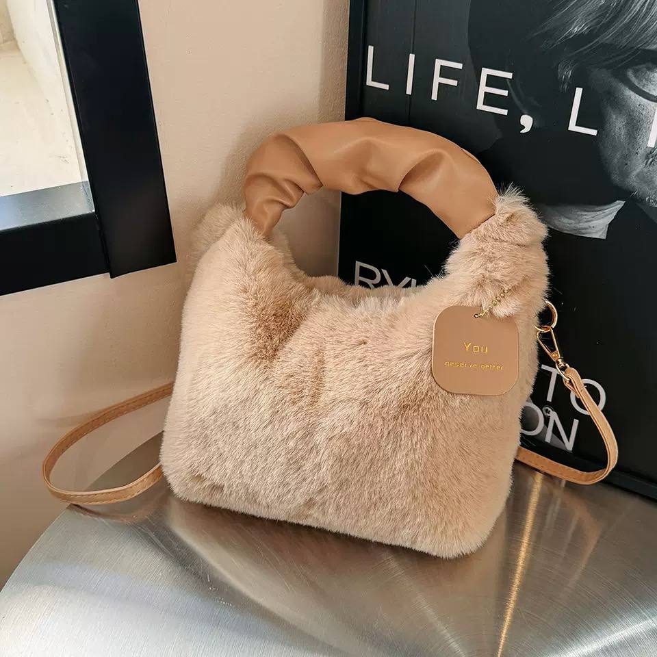 Sac à main en fausse fourrure beige "Nuage" avec anse froncée en cuir