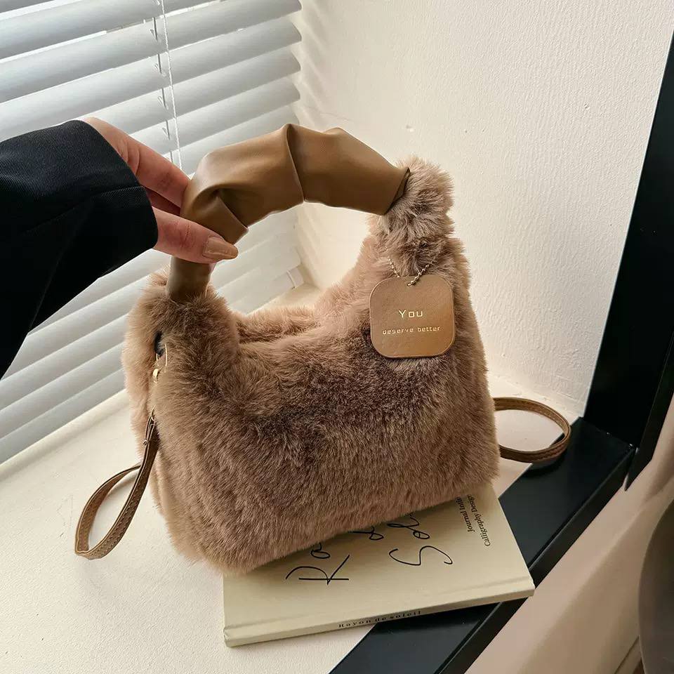 Sac à main en fausse fourrure beige "Nuage" avec anse froncée en cuir – Image 5