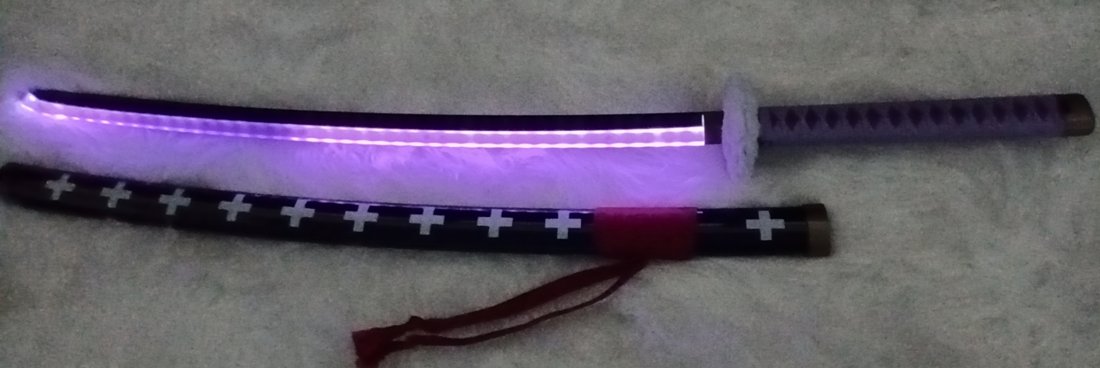 Katana de cosplay — violet 医生 lumineux
